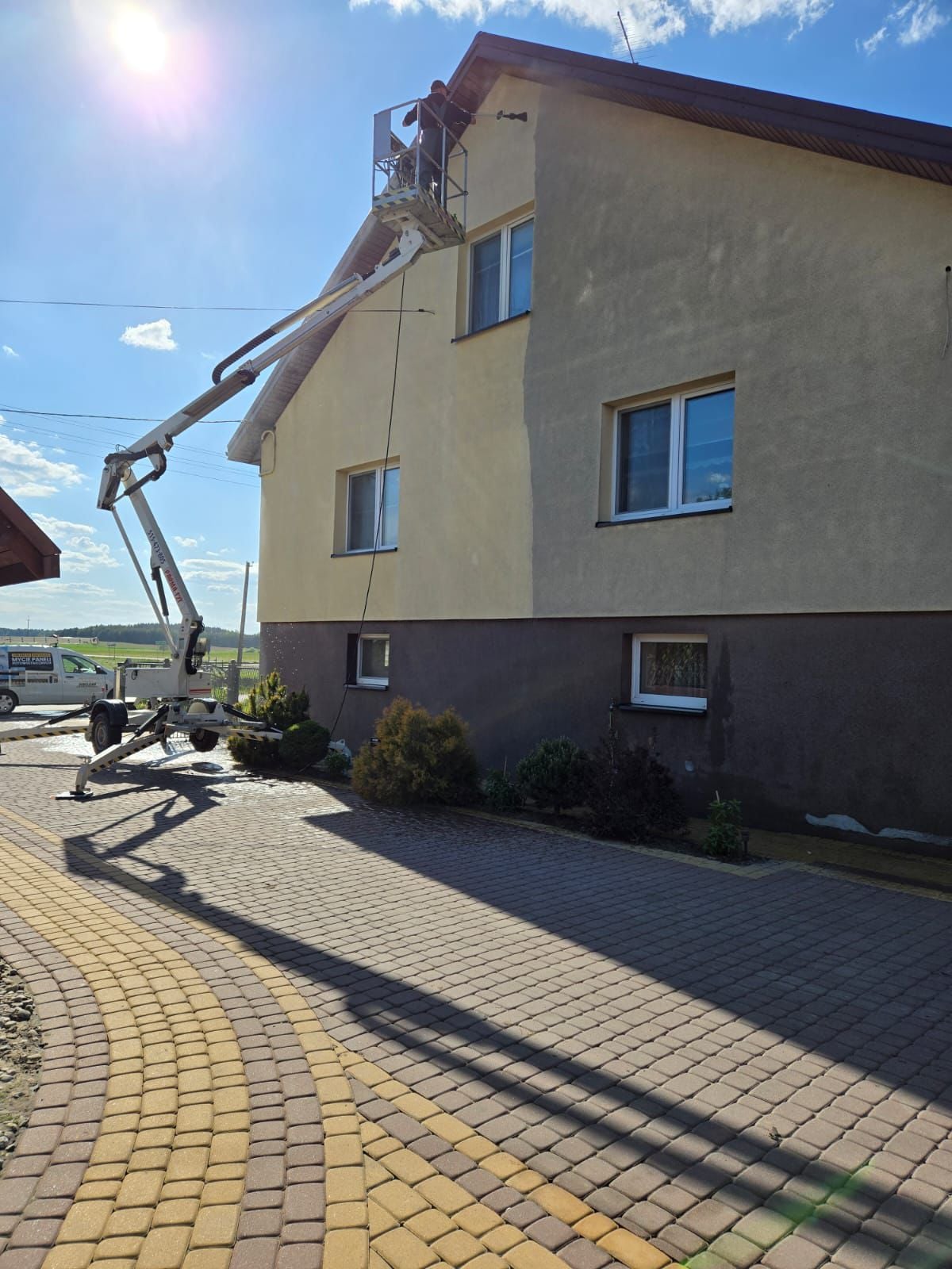 Mycie elewacji budynku